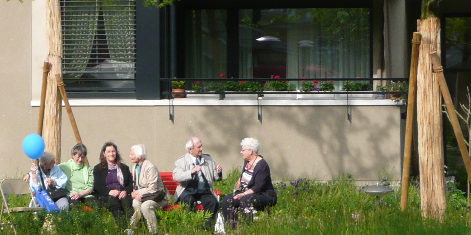A residential community of the aging: In sunny weather the garden becomes a meeting point. (Photo: ETH Wohnforum – ETH CASE