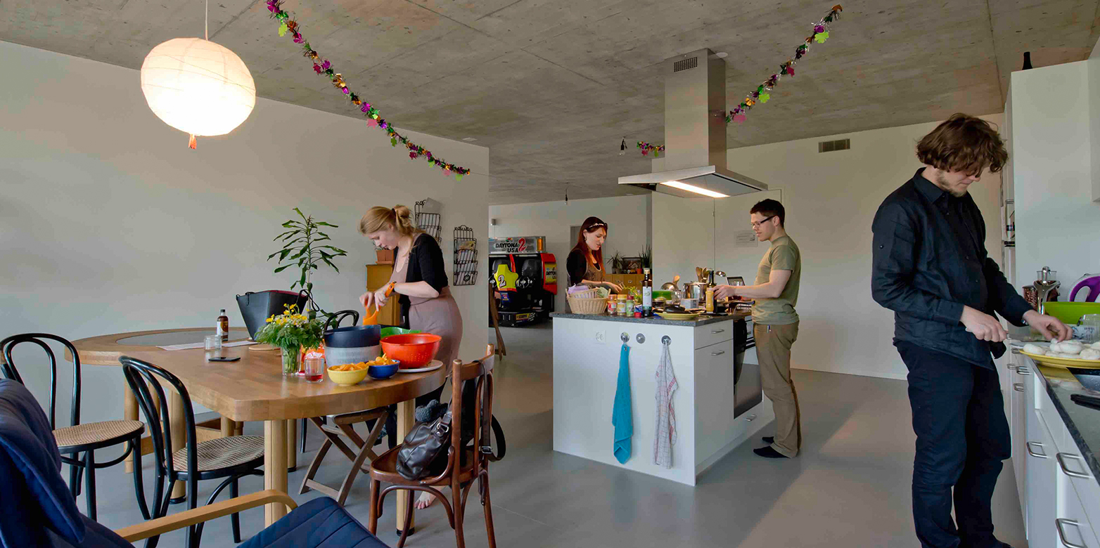 View into the common kitchen of a cluster unit on the Hunziker Areal in Zurich. The building cooperative is mehr als wohnen. Photo: Ursula Meisser