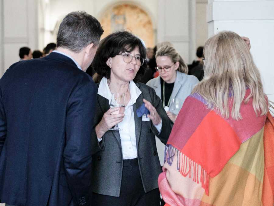 Eingeladene Speaker sprechen in der Pause, ETH Forum Wohnungsbau «GENERATIONENWOHNEN – Von der Idee bis zur Umsetzung», ETH Zürich, 2023 © ETH Wohnforum / Foto: Matteo De Mattia