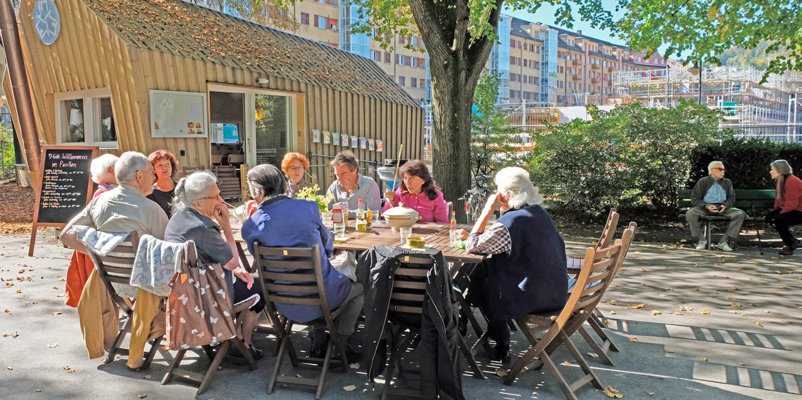 Social contacts are crucial for healthy ageing in place. Photo credit: Vicino Luzern, Corinne Küng.