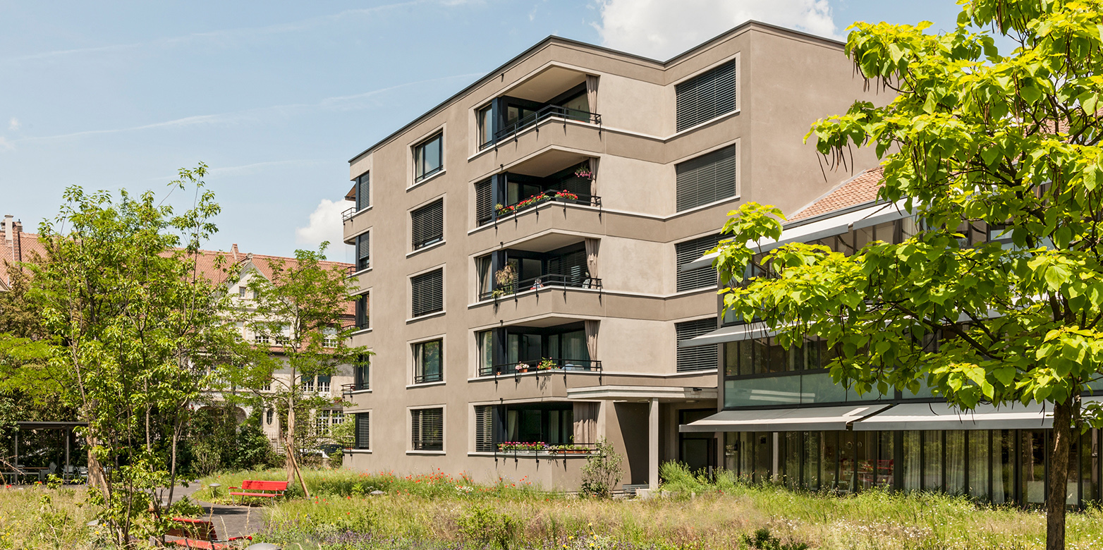 Stark vernetzt mit dem Quartier: Der Wettsteinpark in Basel verwirklicht die Vision einer zukunftsfähigen Wohn- und Lebensform im Alter. Foto: www.merianstiftung.ch