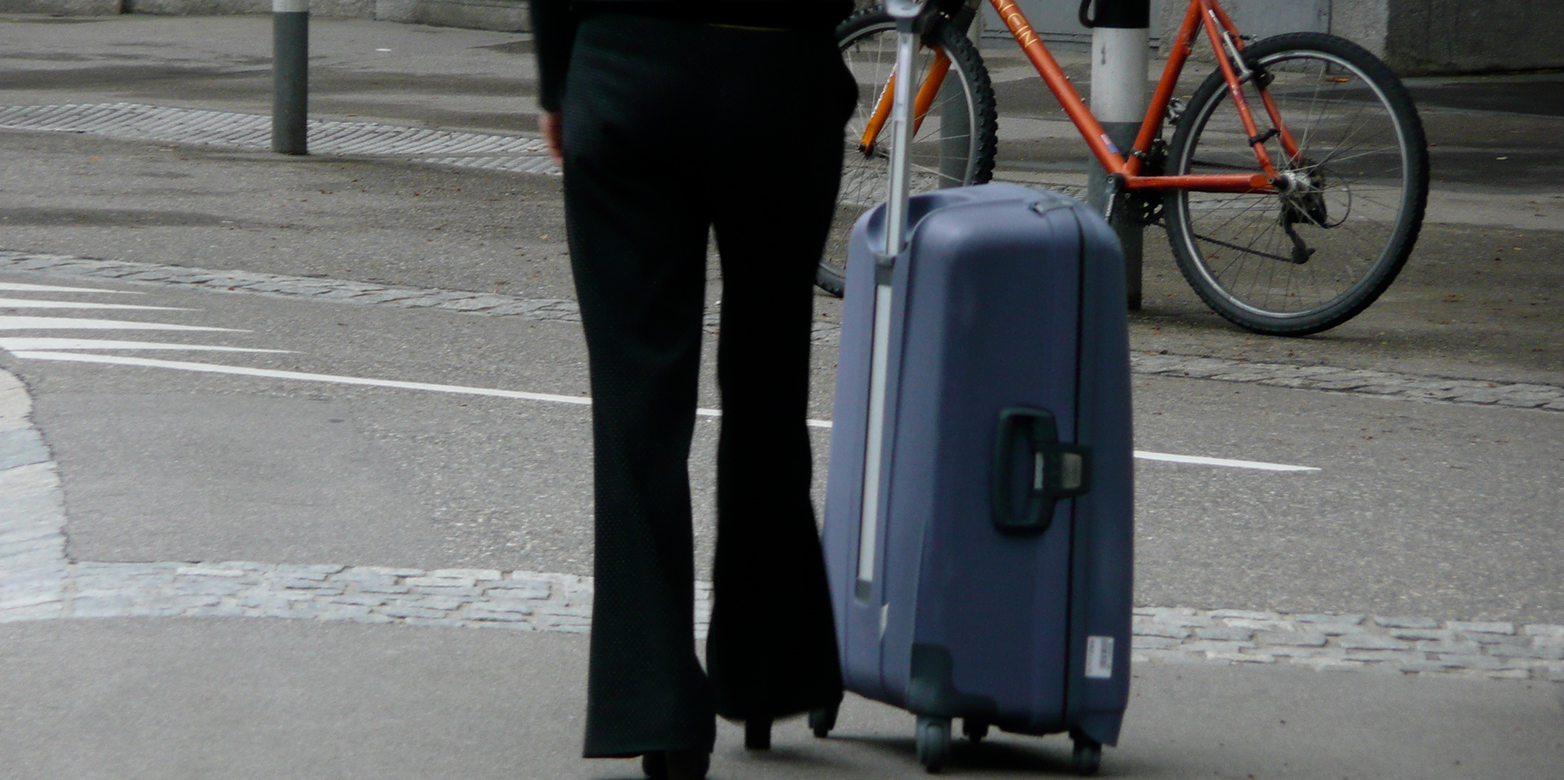Bei multilokal wohnenden Personen ist der Koffer ständiger Begleiter. Foto: Elke Wurster