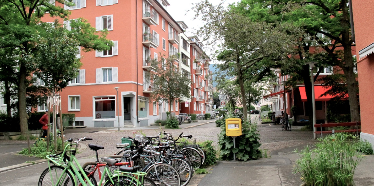 Die Kreuzung Rotach-/Gertrudstrasse in Zürich ist das Herzstück der Siedlung. Fotos: ETH Wohnforum - ETH CASE/Angela Birrer