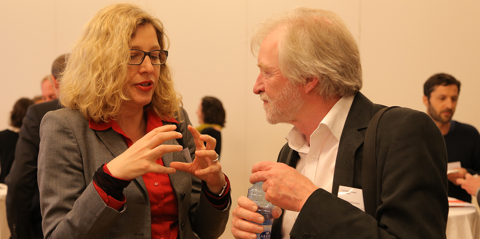 Prof. Dr. Martina Löw und Prof. Kristian Kreiner: angeregte Pausengespräche. Foto: ETH Wohnforum - ETH CASE/Livio DeMaria