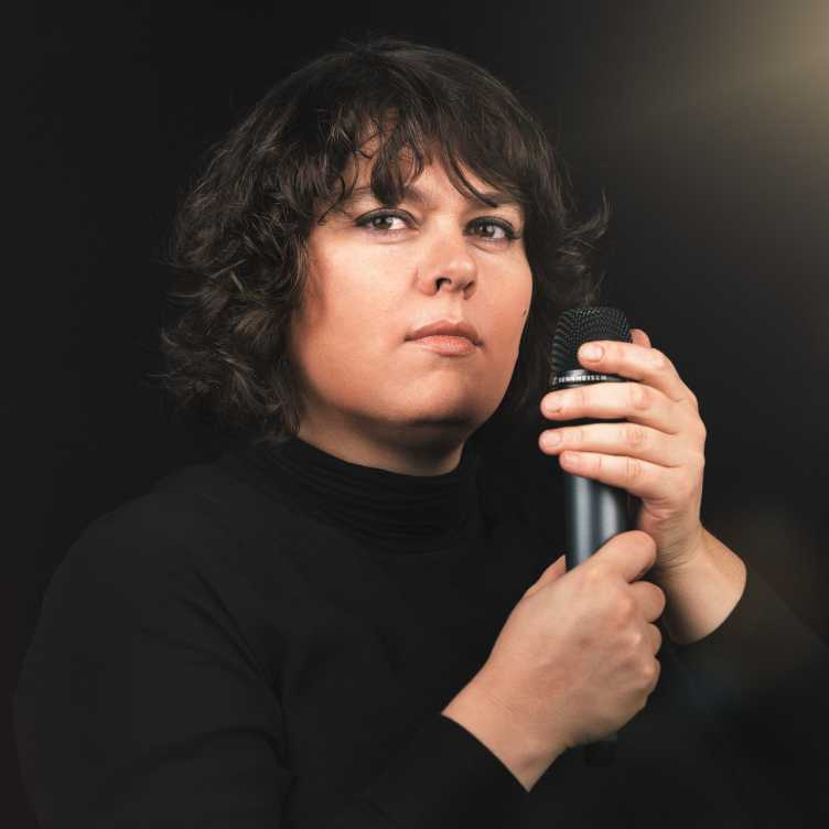 Patti Basler am Mikrofon